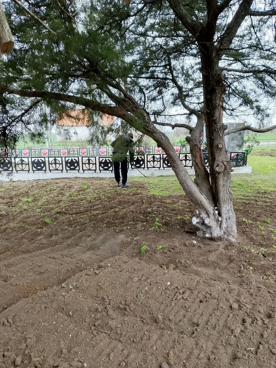 Наш общий долг — помнить!. Сотрудники МБУ «Жилсервис» провели плановые работы по уборке и благоустройству территории памятника героям Великой Отечественной войны в селе Астраханка