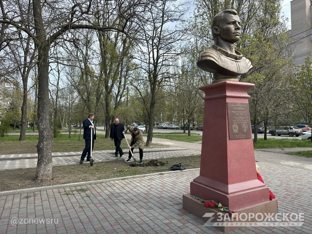 В Мелитополе посадили вербу, выращенную космонавтом Андреем Борисенко В Мелитополе посадили вербу, выращенную космонавтом Андреем Борисенко