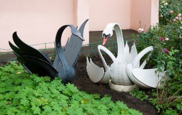 Россиянам напомнили, что использование старых покрышек для украшения клумб у жилых домов может повлечь штраф