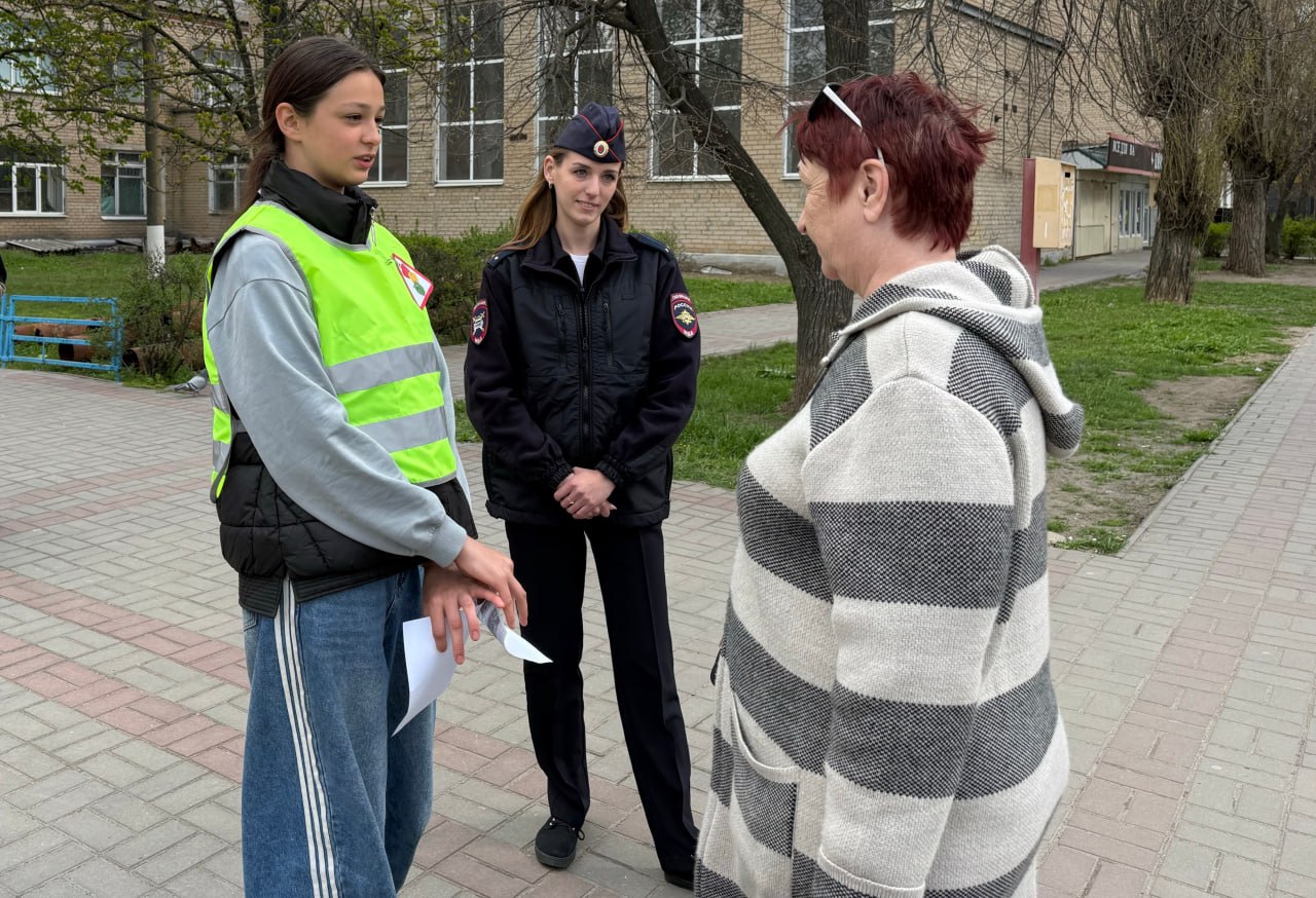 В городе Мелитополе, в рамках масштабной профилактической кампании, сотрудники Госавтоинспекции совместно с Юными инспекторами движения школы № 13 провели важное мероприятие под названием "Видимый пешеход – сохранённая жизнь" В городе Мелитополе, в рамках масштабной профилактической кампании, сотрудники Госавтоинспекции совместно с Юными инспекторами движения школы № 13 провели важное мероприятие под названием "Видимый пешеход – сохранённая жизнь"