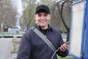 В Мелитополе активисты Единой России организовали мобильную станцию подзарядки для жителей города