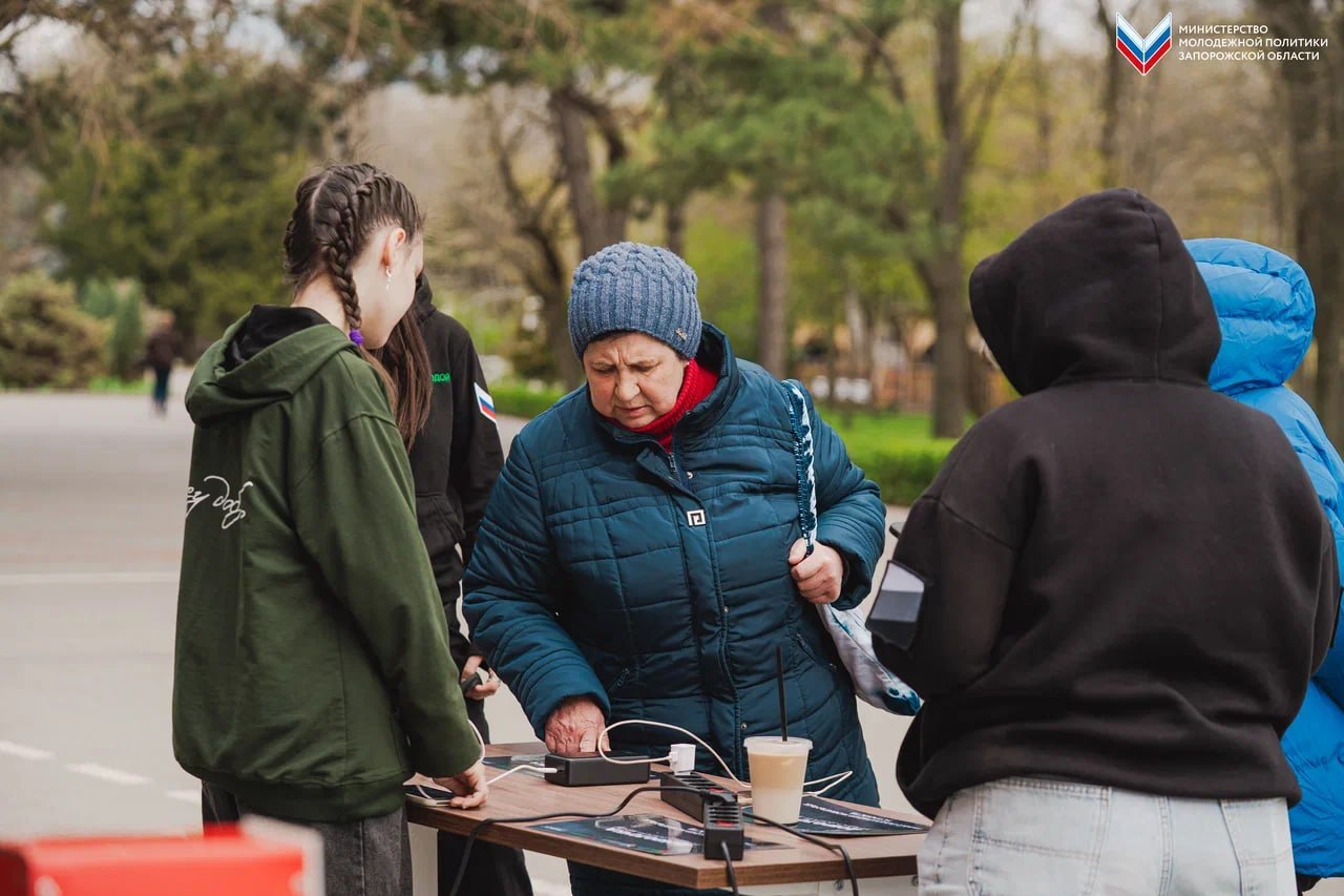 Зарядись добром здесь!. В связи с отсутствием электроснабжения в Мелитополе Министерство молодёжной политики Запорожской области при поддержке «Единой России» открыло пункт подзарядки мобильных устройств в парке культуры и... Зарядись добром здесь!. В связи с отсутствием электроснабжения в Мелитополе Министерство молодёжной политики Запорожской области при поддержке «Единой России» открыло пункт подзарядки мобильных устройств в парке культуры и...