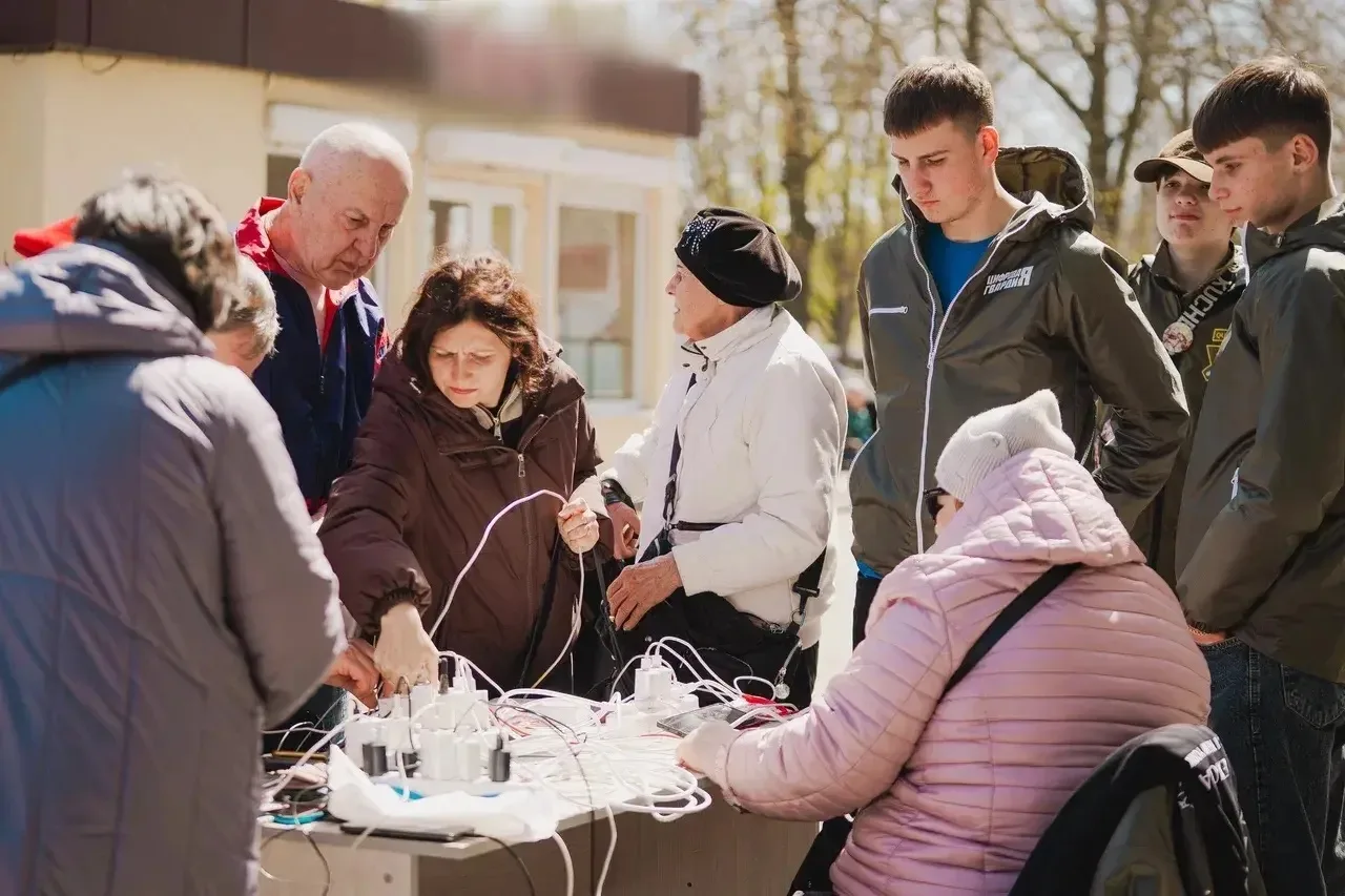 Евгений Балицкий: Активисты молодёжного движения «ЮгМолодой», волонтёры регионального штаба #МЫВМЕСТЕ и активисты партии «Единая Россия» развернули мобильные пункты зарядки мобильных телефонов и портативных устройств Евгений Балицкий: Активисты молодёжного движения «ЮгМолодой», волонтёры регионального штаба #МЫВМЕСТЕ и активисты партии «Единая Россия» развернули мобильные пункты зарядки мобильных телефонов и портативных устройств