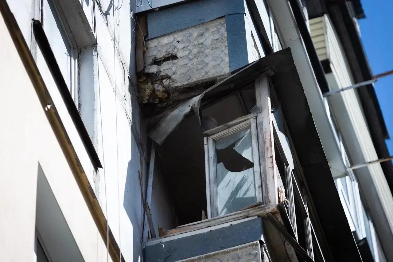 В Мелитополе продолжаются работы по ликвидации последствий ночного обстрела, произошедшего в ночь на 15 апреля с применением ударных беспилотников