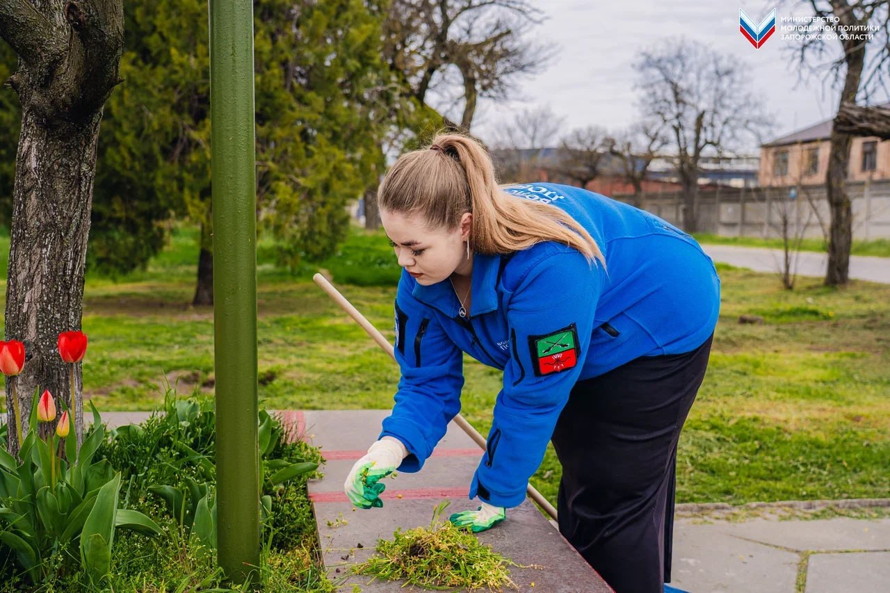 С уважением к истории: волонтёры благоустроили памятник «Мелитопольский компрессор» С уважением к истории: волонтёры благоустроили памятник «Мелитопольский компрессор»