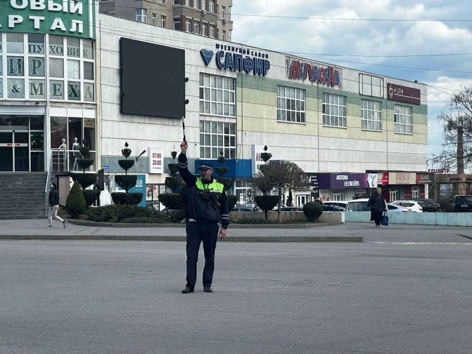 Регулировщики работают на дорогах в Мелитополе в условиях отсутствия электроэнергии Регулировщики работают на дорогах в Мелитополе в условиях отсутствия электроэнергии