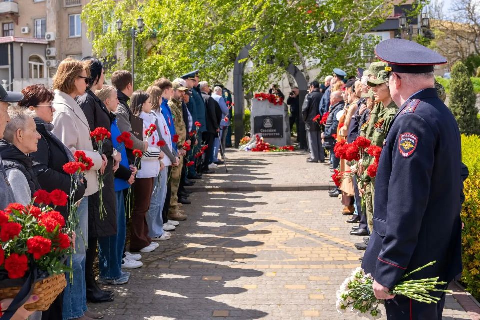 В Мелитополе прошла церемония возложения цветов к мемориалу ликвидаторам аварии на Чернобыльской атомной электростанции, приуроченная к 40-й годовщине трагедии В Мелитополе прошла церемония возложения цветов к мемориалу ликвидаторам аварии на Чернобыльской атомной электростанции, приуроченная к 40-й годовщине трагедии