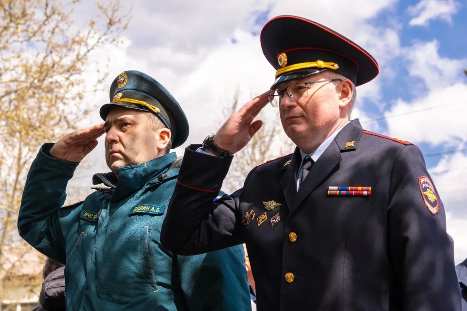 В Мелитополе прошла церемония возложения цветов к мемориалу ликвидаторам аварии на Чернобыльской атомной электростанции, приуроченная к 40-й годовщине трагедии В Мелитополе прошла церемония возложения цветов к мемориалу ликвидаторам аварии на Чернобыльской атомной электростанции, приуроченная к 40-й годовщине трагедии
