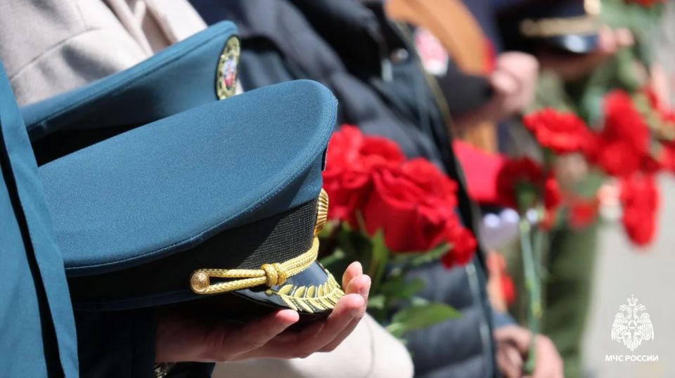 Сотрудники МЧС России в Мелитополе почтили память героев Чернобыля Сотрудники МЧС России в Мелитополе почтили память героев Чернобыля