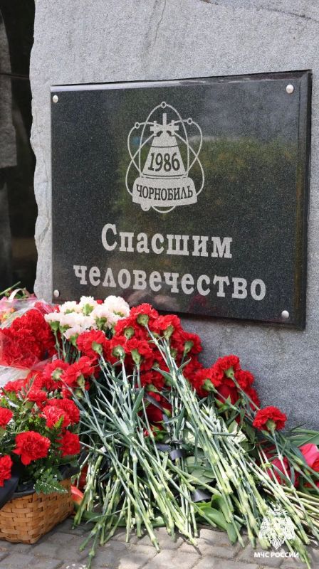 Сотрудники МЧС России в Мелитополе почтили память героев Чернобыля Сотрудники МЧС России в Мелитополе почтили память героев Чернобыля