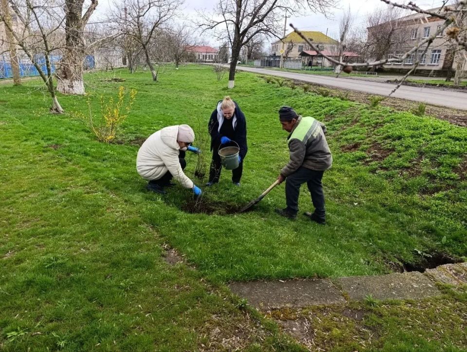 В селе Новгородковка состоялась экологическая акция, приуроченная к Всероссийскому субботнику, который пройдёт 25 апреля 2026 года по всей России В селе Новгородковка состоялась экологическая акция, приуроченная к Всероссийскому субботнику, который пройдёт 25 апреля 2026 года по всей России
