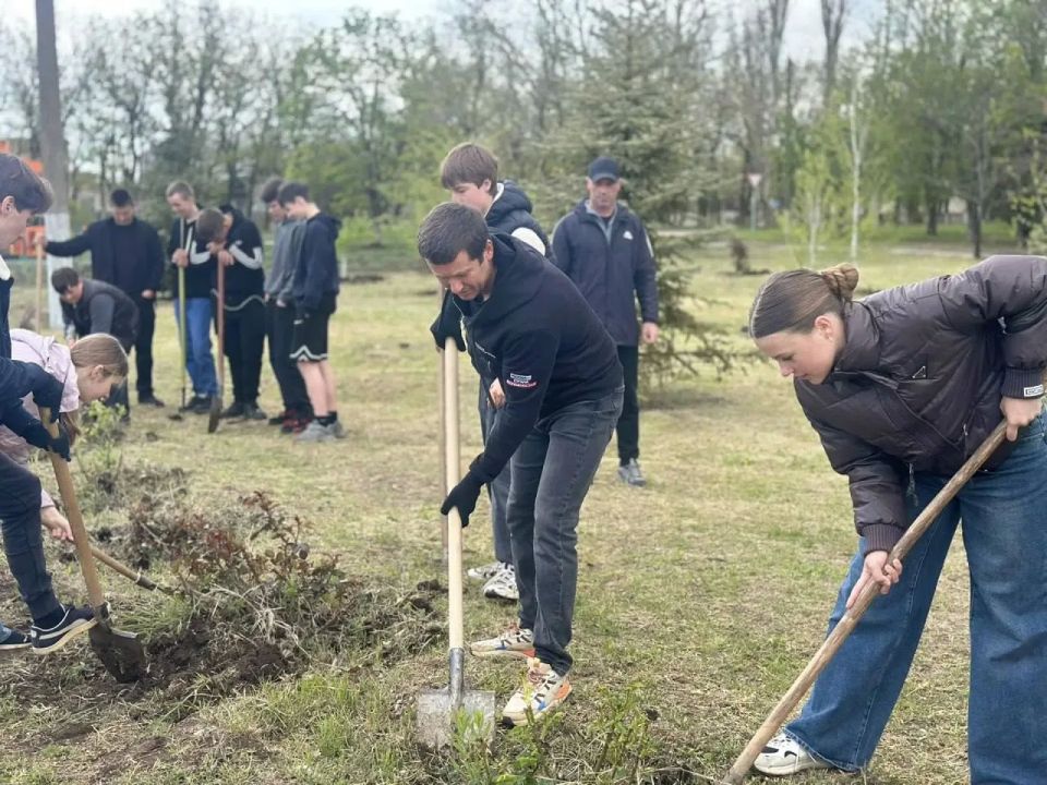 В посёлке Фруктовое прошёл субботник, организованный сотрудниками МБУ ДО «Спортивная школа Мелитопольского муниципального округа» В посёлке Фруктовое прошёл субботник, организованный сотрудниками МБУ ДО «Спортивная школа Мелитопольского муниципального округа»