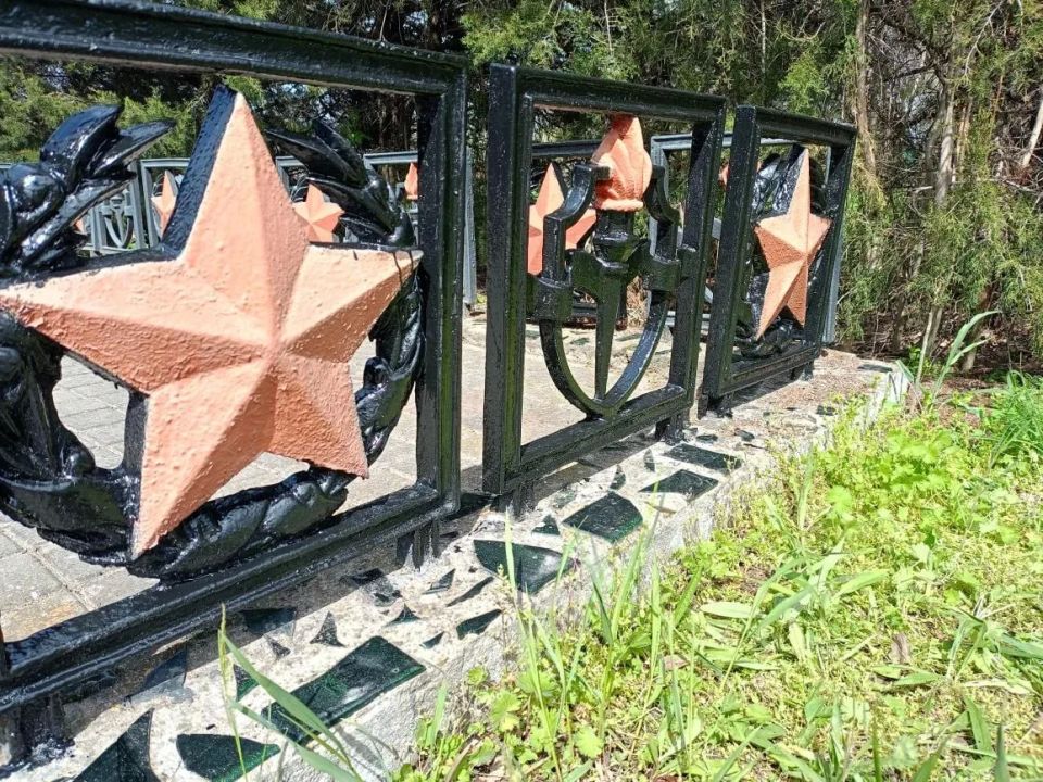 В поселке Возрождение прошёл субботник на территории памятника Великой Отечественной войны В поселке Возрождение прошёл субботник на территории памятника Великой Отечественной войны