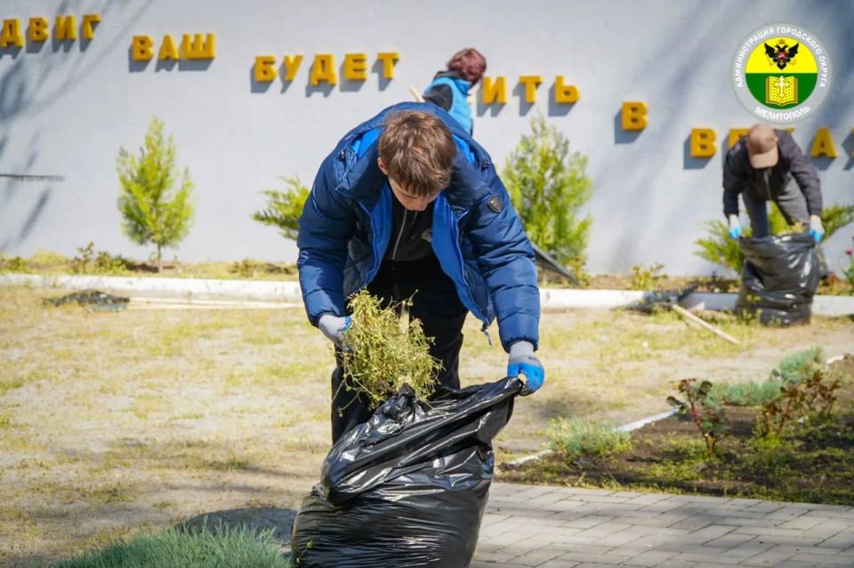 В Мелитополе в рамках всероссийского субботника привели в порядок Братское кладбище В Мелитополе в рамках всероссийского субботника привели в порядок Братское кладбище