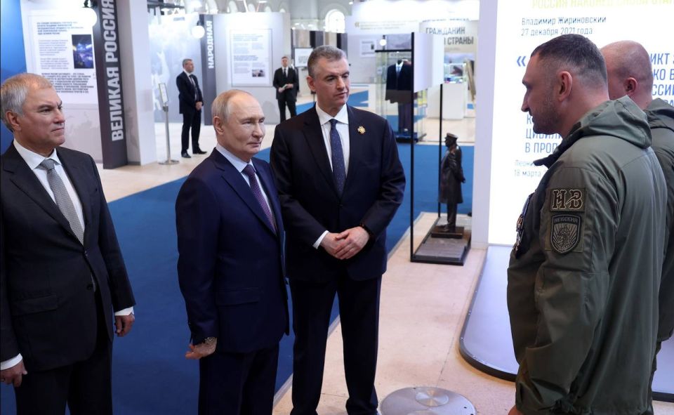 Президент России Владимир Путин посетил выставку «Жириновский. Продолжение. ЛДПР», развернутую в Центральном выставочном зале «Манеж» к 80-летию со дня рождения Владимира Жириновского Президент России Владимир Путин посетил выставку «Жириновский. Продолжение. ЛДПР», развернутую в Центральном выставочном зале «Манеж» к 80-летию со дня рождения Владимира Жириновского