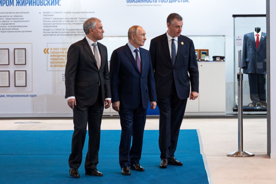 Президент России Владимир Путин посетил выставку «Жириновский. Продолжение. ЛДПР», развернутую в Центральном выставочном зале «Манеж» к 80-летию со дня рождения Владимира Жириновского Президент России Владимир Путин посетил выставку «Жириновский. Продолжение. ЛДПР», развернутую в Центральном выставочном зале «Манеж» к 80-летию со дня рождения Владимира Жириновского
