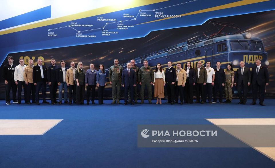 Президент России Владимир Путин посетил выставку «Жириновский. Продолжение. ЛДПР», развернутую в Центральном выставочном зале «Манеж» к 80-летию со дня рождения Владимира Жириновского Президент России Владимир Путин посетил выставку «Жириновский. Продолжение. ЛДПР», развернутую в Центральном выставочном зале «Манеж» к 80-летию со дня рождения Владимира Жириновского
