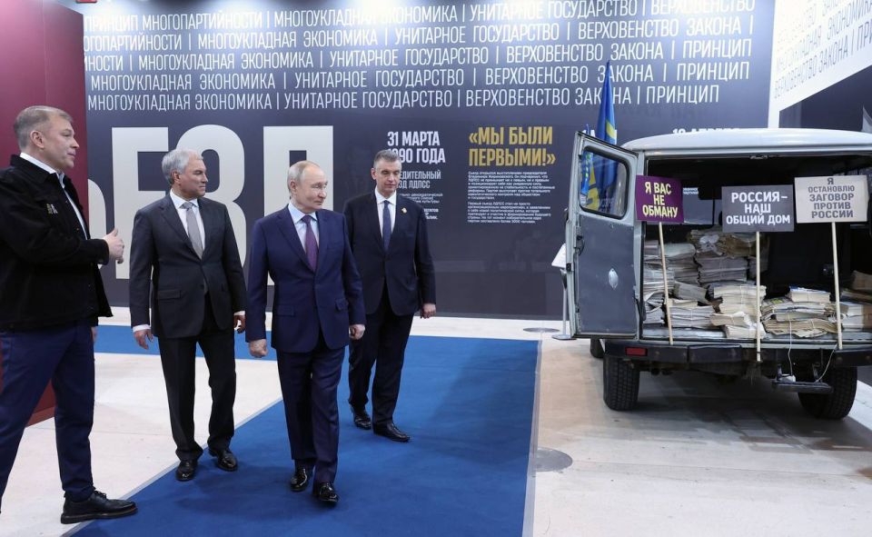 Президент России Владимир Путин посетил выставку «Жириновский. Продолжение. ЛДПР», развернутую в Центральном выставочном зале «Манеж» к 80-летию со дня рождения Владимира Жириновского Президент России Владимир Путин посетил выставку «Жириновский. Продолжение. ЛДПР», развернутую в Центральном выставочном зале «Манеж» к 80-летию со дня рождения Владимира Жириновского