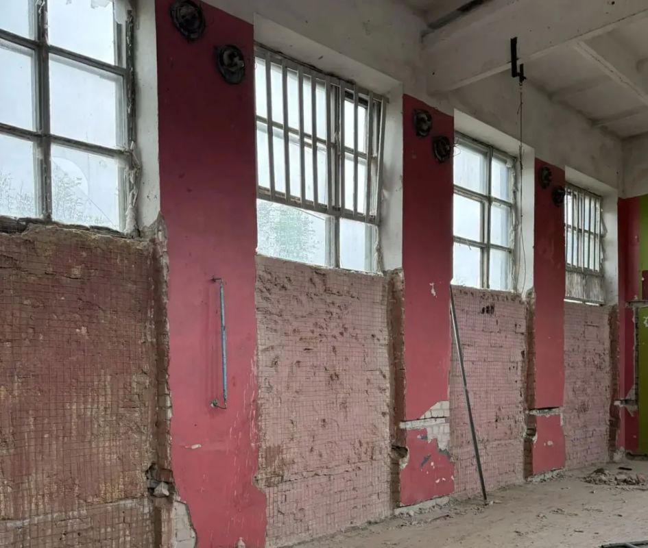 В поселке Новониколаевка шефы начали ремонт спортивного зала в Доме культуры В поселке Новониколаевка шефы начали ремонт спортивного зала в Доме культуры