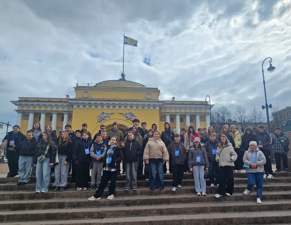 45 школьников из Запорожской области отправились в культурно-просветительскую поездку в Санкт-Петербург 45 школьников из Запорожской области отправились в культурно-просветительскую поездку в Санкт-Петербург