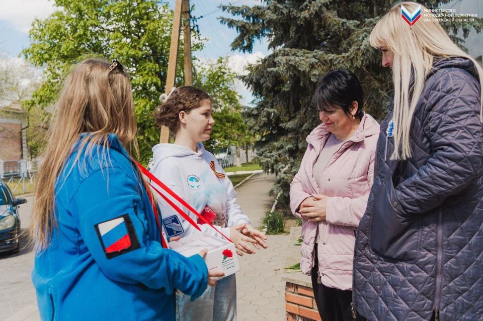 В Акимовке прошла благотворительная акция «Красная гвоздика» В Акимовке прошла благотворительная акция «Красная гвоздика»