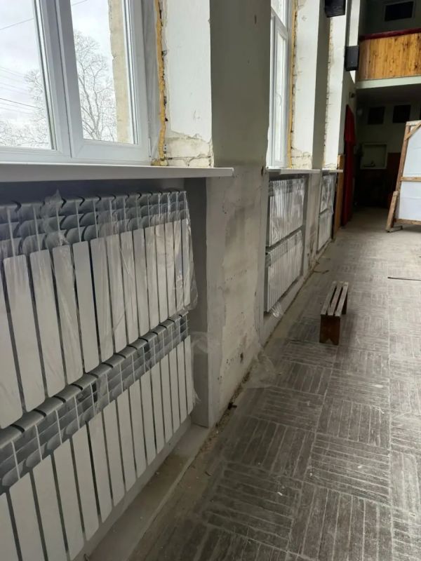 В спортивном зале Дома культуры поселка Фруктовое шефы установили новые радиаторы отопления В спортивном зале Дома культуры поселка Фруктовое шефы установили новые радиаторы отопления