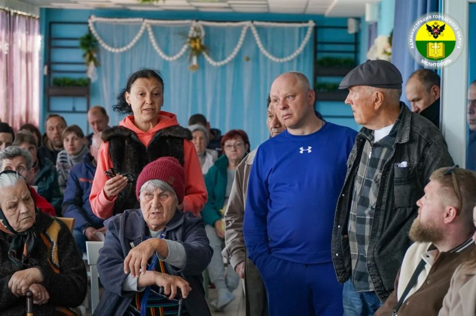 Сергей Золотарёв: В рамках рабочего визита в Кирилловское сельское поселение совместно с прокурором города Мелитополя Олегом Ивановичем Дурягиным провёл приём граждан из Донецкой Народной Республики, временно проживающих в... Сергей Золотарёв: В рамках рабочего визита в Кирилловское сельское поселение совместно с прокурором города Мелитополя Олегом Ивановичем Дурягиным провёл приём граждан из Донецкой Народной Республики, временно проживающих в...