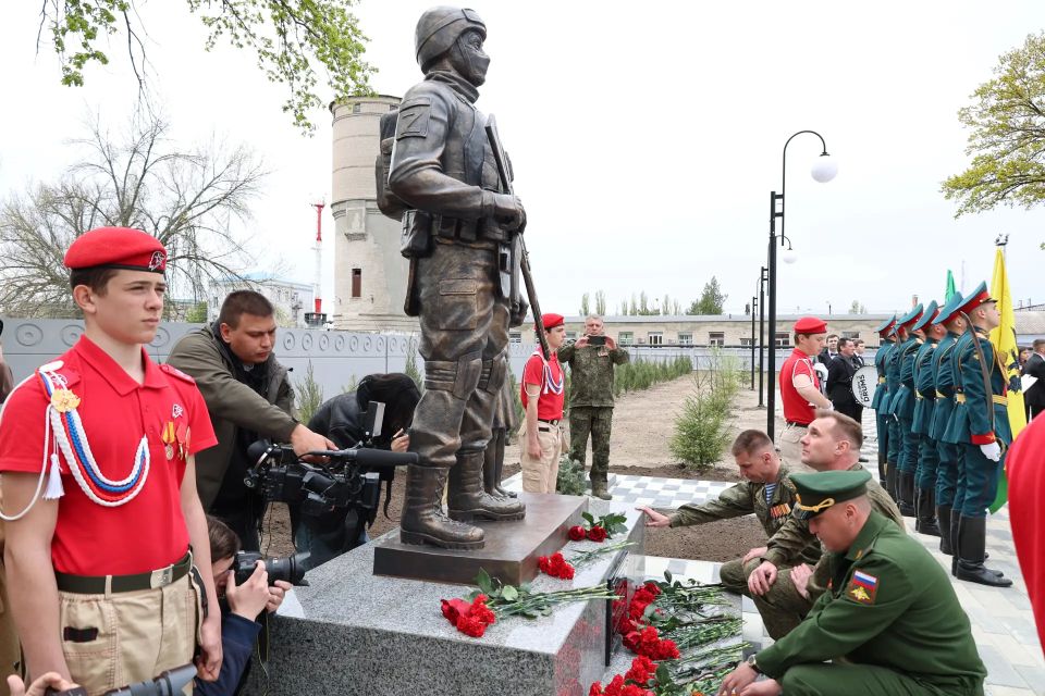 В Запорожской области открыли памятник героям СВО, солдатам-освободителям «Во имя жизни» В Запорожской области открыли памятник героям СВО, солдатам-освободителям «Во имя жизни»