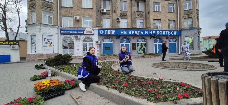 В преддверии праздника Дня труда актив РО ЛДПР Запорожской области совместно с муниципальными службами озеленения провёл субботник у офиса партии В преддверии праздника Дня труда актив РО ЛДПР Запорожской области совместно с муниципальными службами озеленения провёл субботник у офиса партии