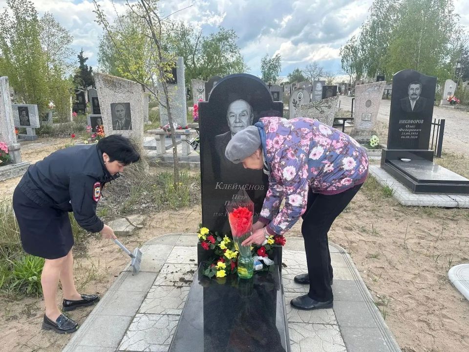 Память о героях не меркнет с годами — она живёт в наших сердцах и передаётся из поколения в поколение Память о героях не меркнет с годами — она живёт в наших сердцах и передаётся из поколения в поколение