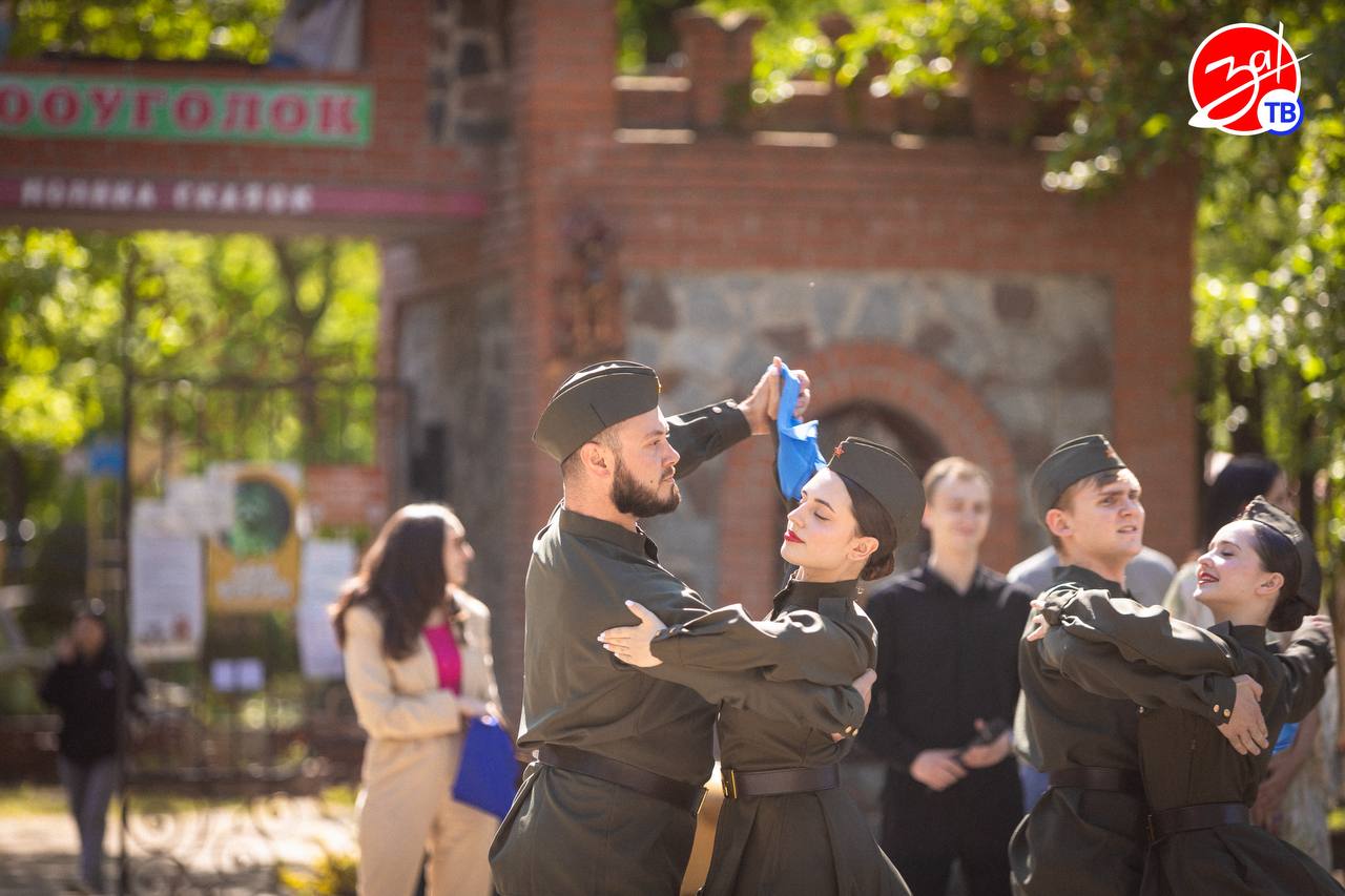 В Мелитополе прошел трогательный флешмоб «Синий платочек» В Мелитополе прошел трогательный флешмоб «Синий платочек»