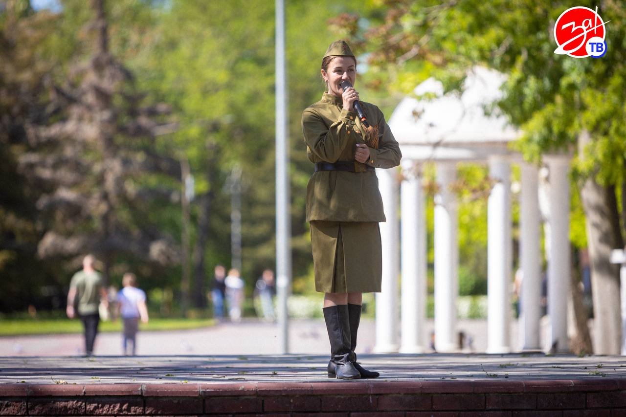 В Мелитополе прошел трогательный флешмоб «Синий платочек» В Мелитополе прошел трогательный флешмоб «Синий платочек»