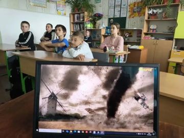 Урок безопасности. В ГБУ ОО ЗО «Проминевская средняя общеобразовательная школа № 16» Мелитопольского муниципального округа состоялся показ видеороликов на тему «Чрезвычайные ситуации»