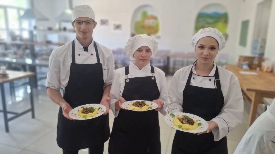 В Запорожской области прошёл региональный этап конкурса «Лучший по профессии» в номинации «Повар» В Запорожской области прошёл региональный этап конкурса «Лучший по профессии» в номинации «Повар»