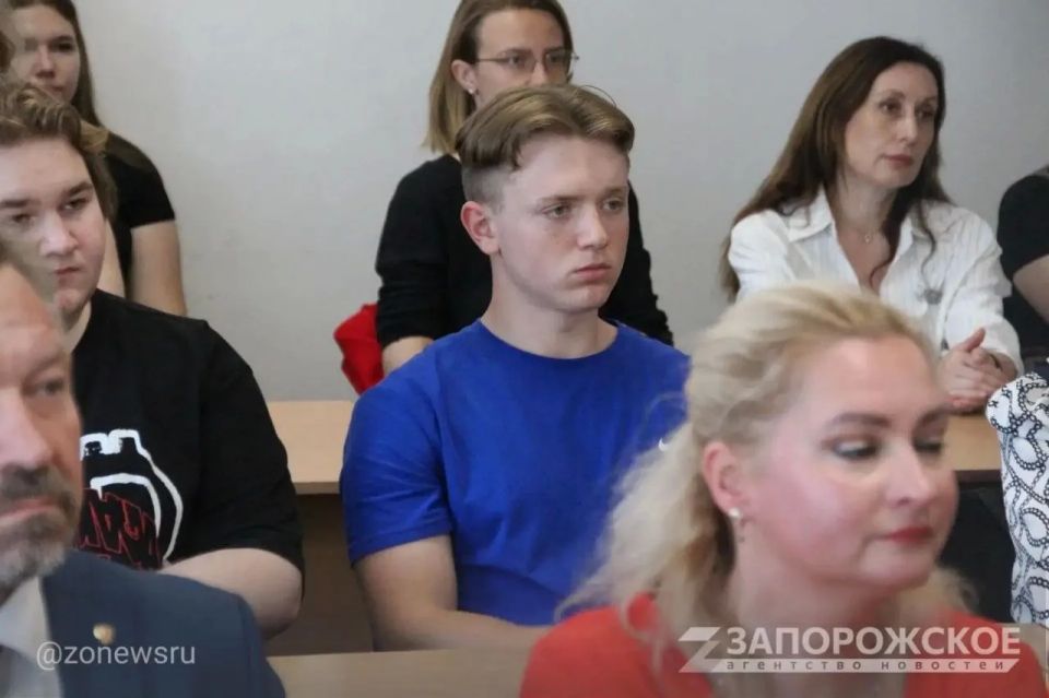 Капсулу с землей «Дороги жизни» блокадного Ленинграда передали на хранение в Мелитополь Капсулу с землей «Дороги жизни» блокадного Ленинграда передали на хранение в Мелитополь