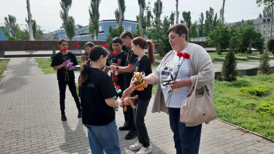 Совместно с руководителем гуманитарного штаба «Детям в руки» благотворительного фонда «Страна для детей» и воспитанниками ГБУ «Мелитопольский областной центр социально психологической реабилитации детей» мы почтили память... Совместно с руководителем гуманитарного штаба «Детям в руки» благотворительного фонда «Страна для детей» и воспитанниками ГБУ «Мелитопольский областной центр социально психологической реабилитации детей» мы почтили память...
