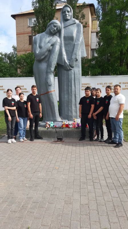 Совместно с руководителем гуманитарного штаба «Детям в руки» благотворительного фонда «Страна для детей» и воспитанниками ГБУ «Мелитопольский областной центр социально психологической реабилитации детей» мы почтили память... Совместно с руководителем гуманитарного штаба «Детям в руки» благотворительного фонда «Страна для детей» и воспитанниками ГБУ «Мелитопольский областной центр социально психологической реабилитации детей» мы почтили память...
