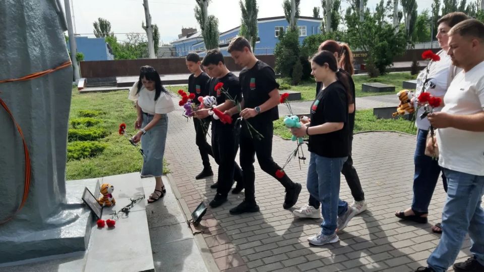 Совместно с руководителем гуманитарного штаба «Детям в руки» благотворительного фонда «Страна для детей» и воспитанниками ГБУ «Мелитопольский областной центр социально психологической реабилитации детей» мы почтили память... Совместно с руководителем гуманитарного штаба «Детям в руки» благотворительного фонда «Страна для детей» и воспитанниками ГБУ «Мелитопольский областной центр социально психологической реабилитации детей» мы почтили память...