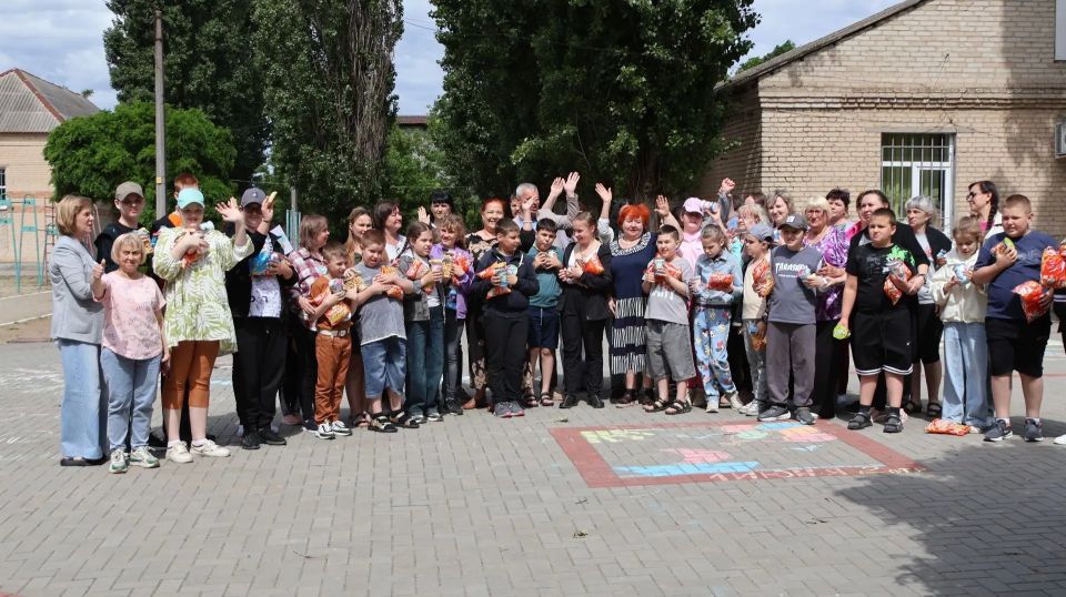 В школе-интернате «Гармония» детям вручили коробку храбрости со сладостями