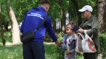 В Мелитополе в День защиты детей ребят угощали мороженым