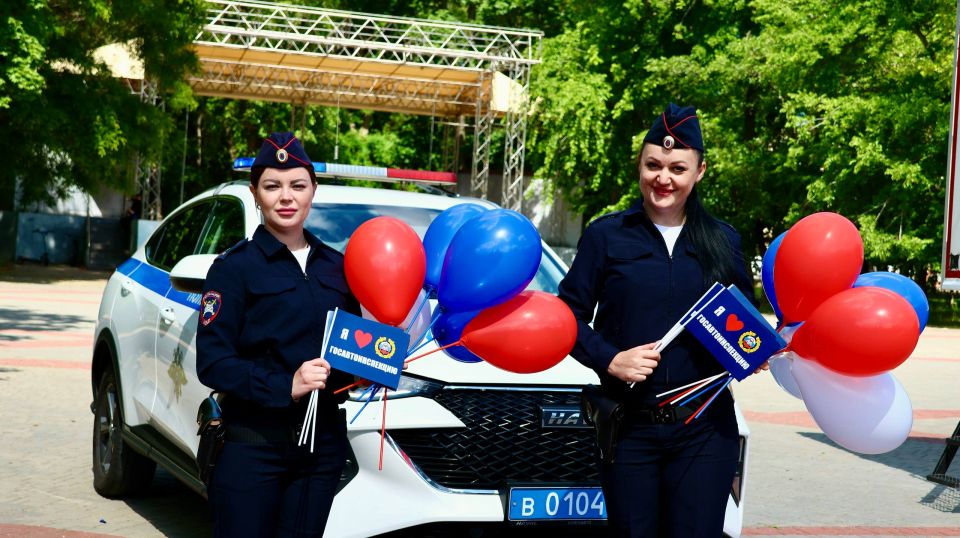 Сотрудники Госавтоинспекции совместно с МЧС провели мероприятие в Мелитополе, посвящённое Международному дню защиты детей Сотрудники Госавтоинспекции совместно с МЧС провели мероприятие в Мелитополе, посвящённое Международному дню защиты детей