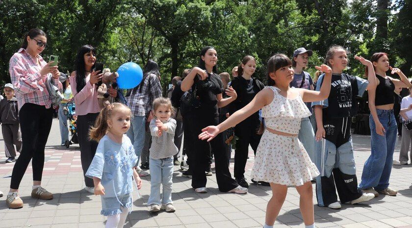 Волонтеры провели акцию ко Дню защиты детей в мелитопольском парке Горького