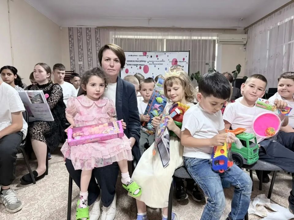 В Министерстве труда и социальной политики Запорожской области прошла благотворительная акция «Коробка добра», в рамках которой сотрудники собрали подарки для детей, нуждающихся в особом внимании и поддержке В Министерстве труда и социальной политики Запорожской области прошла благотворительная акция «Коробка добра», в рамках которой сотрудники собрали подарки для детей, нуждающихся в особом внимании и поддержке