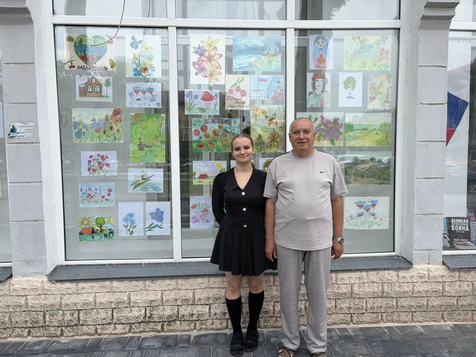 Центральная городская модельная библиотека имени М. Ю. Лермонтова приглашает жителей города полюбоваться творчеством, которое теперь украшает наши окна Центральная городская модельная библиотека имени М. Ю. Лермонтова приглашает жителей города полюбоваться творчеством, которое теперь украшает наши окна
