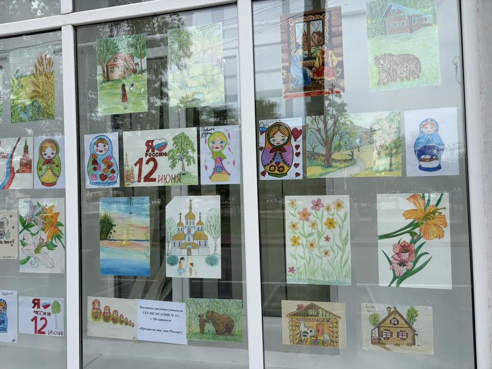 Центральная городская модельная библиотека имени М. Ю. Лермонтова приглашает жителей города полюбоваться творчеством, которое теперь украшает наши окна Центральная городская модельная библиотека имени М. Ю. Лермонтова приглашает жителей города полюбоваться творчеством, которое теперь украшает наши окна