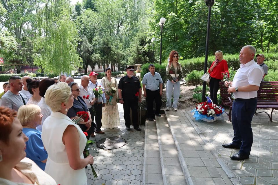 В Мелитополе отметили день рождения Александра Пушкина В Мелитополе отметили день рождения Александра Пушкина