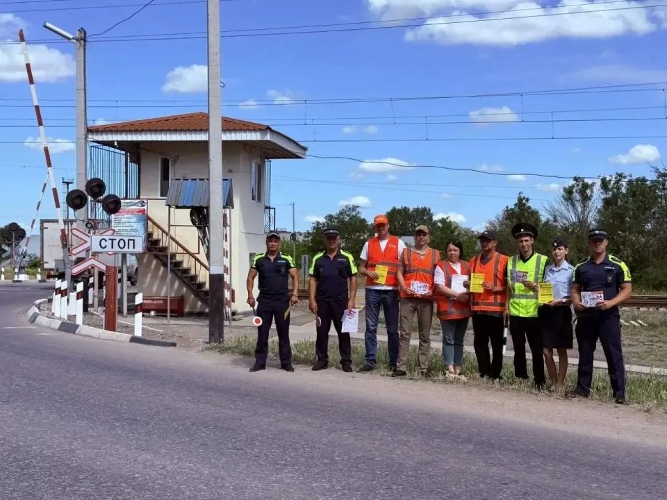 9 июня 2026 года с целью повышения безопасности и снижения аварийности на железнодорожных переездах в городе Мелитополе состоялось важное профилактическое мероприятие - "Внимание, переезд!", организованное совместными... 9 июня 2026 года с целью повышения безопасности и снижения аварийности на железнодорожных переездах в городе Мелитополе состоялось важное профилактическое мероприятие - "Внимание, переезд!", организованное совместными...