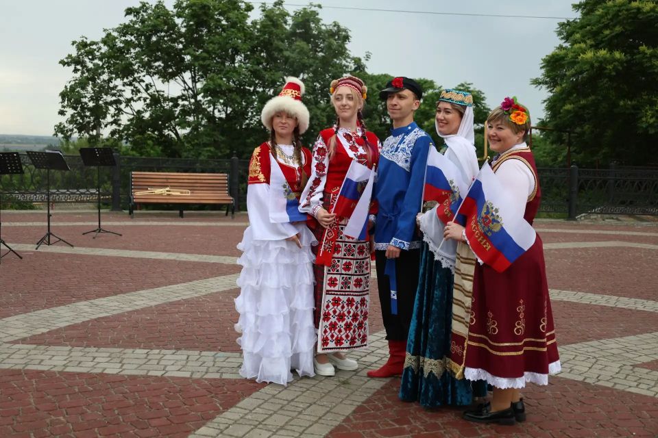 11 июня, в рамках недели празднования Дня России, в Мелитополе состоялась торжественная церемония поднятия Государственного флага Российской Федерации — одно из ключевых мероприятий, посвящённых главному государственному... 11 июня, в рамках недели празднования Дня России, в Мелитополе состоялась торжественная церемония поднятия Государственного флага Российской Федерации — одно из ключевых мероприятий, посвящённых главному государственному...