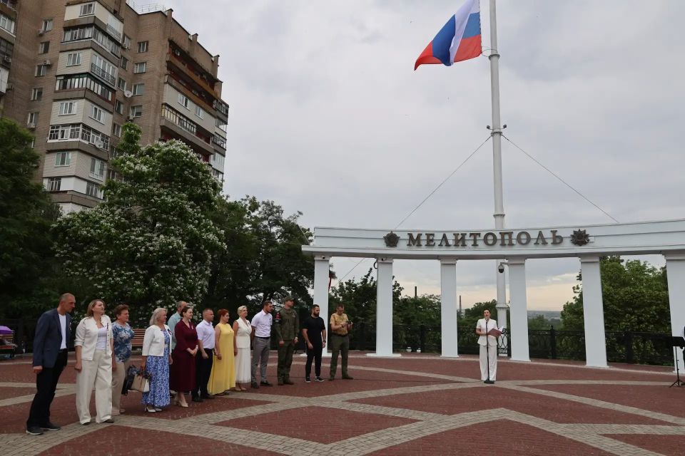 11 июня, в рамках недели празднования Дня России, в Мелитополе состоялась торжественная церемония поднятия Государственного флага Российской Федерации — одно из ключевых мероприятий, посвящённых главному государственному... 11 июня, в рамках недели празднования Дня России, в Мелитополе состоялась торжественная церемония поднятия Государственного флага Российской Федерации — одно из ключевых мероприятий, посвящённых главному государственному...
