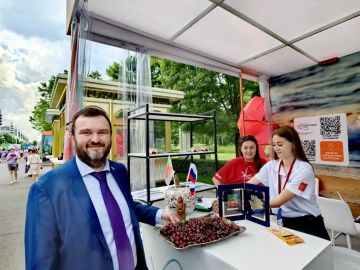 Дмитрий Ворона: Вместе с директором Департамента развития туризма Минэкономразвития РФ Алимбеком Туземовичем Хидзевым прошлись по выставке форума «Путешествуй!» на ВДНХ. Я традиционно каждый год приезжаю сюда принять участие...